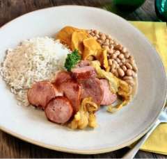 Linguiça grelhada com cebola caramelizada